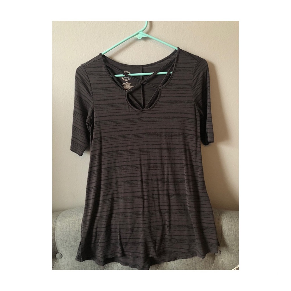 criss cross dark gray striped shirt!!
